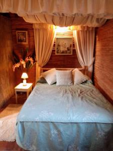 sypialnia z łóżkiem z baldachimem w obiekcie Villa Celestial w mieście Nieve Nieve