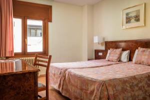 Rúm í herbergi á Hotel Sant Jordi by ALEGRIA