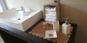 Un baño con lavabo, bañera y toallas. en Durbanville Luxury Living Private Room, en Durbanville 9 fotos más