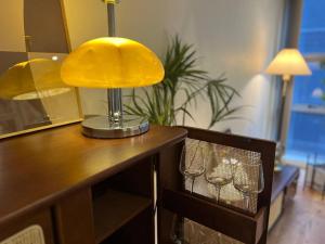 eine gelbe Lampe auf einem Holztisch in der Unterkunft Sydney CBD 2B1B Sussex Cozy Stay in Sydney