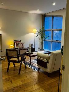 sala de estar con sofá y mesa en Sydney CBD 2B1B Sussex Cozy Stay en Sídney