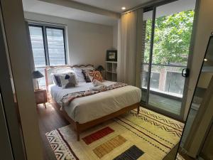 Un pat sau paturi într-o cameră la Sydney CBD 2B1B Sussex Cozy Stay