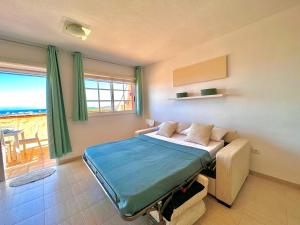 Llit o llits en una habitació de As de Casas - The Heights Apartment with Sea Views