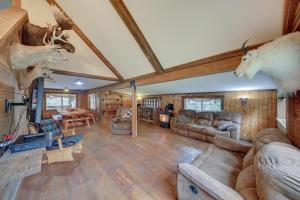 una sala de estar con sofás y una habitación con techo en The Lodge in Trout Creek Walk to Reservoir!, en Trout Creek