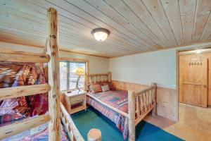 sypialnia z 2 łóżkami piętrowymi w kabinie w obiekcie The Lodge in Trout Creek Walk to Reservoir! w mieście Trout Creek