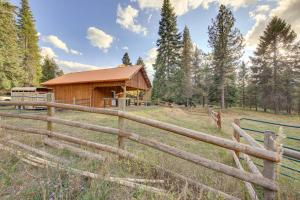 una recinzione di legno di fronte a un fienile di The Lodge in Trout Creek Walk to Reservoir! a Trout Creek