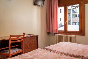 Rúm í herbergi á Hotel Sant Jordi by ALEGRIA