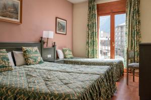 Rúm í herbergi á Hotel Sant Jordi by ALEGRIA