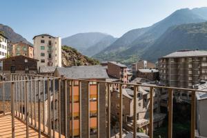 une ville avec des bâtiments et des montagnes en arrière-plan dans l'établissement Hotel Sant Jordi by ALEGRIA, à Andorre-la-Vieille