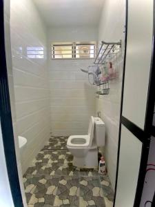 Wakaf BaharuにあるHomestay Wakaf Bharu Tumpatのバスルーム(トイレ、洗面台、バスタブ付)