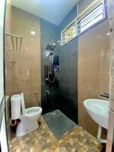 ein Bad mit einem WC und einem Waschbecken in der Unterkunft Homestay Wakaf Bharu Tumpat in Wakaf Baharu