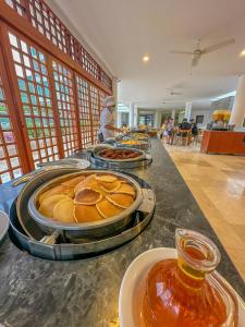 bufet z jedzeniem na stole w obiekcie Tamaca Beach Resort w mieście Santa Marta