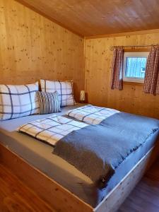 Ferienhaus Messner tesisinde bir odada yatak veya yataklar