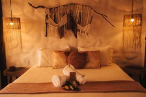 een slaapkamer met een bed met handdoeken erop bij Vila Cerrado in Alto Paraíso de Goiás