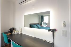 Fotografie z fotogalerie ubytování Private room with AC- microwave, personal fridge & metro access - 7 min to center ve Vídni