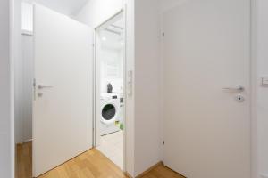 Fotografie z fotogalerie ubytování Private room with AC- microwave, personal fridge & metro access - 7 min to center ve Vídni