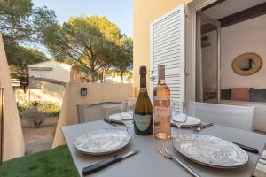 een tafel met een fles wijn en glazen bij L'Effet Mer in Cap d'Agde