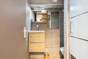 een kleine badkamer met een wastafel en een toilet bij L'Effet Mer in Cap d'Agde