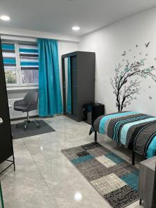 - une chambre avec un lit, un bureau et une chaise dans l'établissement Zimmer Türkis mit Weitblick und Sauna, à Sundern
