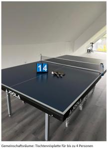 una mesa de ping pong con el número. en Zimmer Türkis mit Weitblick und Sauna en Sundern