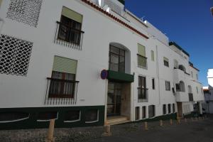 um edifício branco com janelas numa rua em Lagos Central Apartments Ap 1 em Lagos