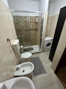 a bathroom with a toilet and a sink and a shower at Elias Rodrigues de souza in Setúbal