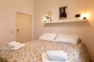 - une chambre avec un lit et 2 serviettes dans l'établissement Casa Cecilia Roma, à Rome