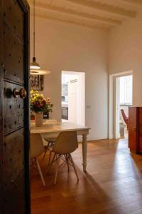 - une cuisine avec une table et des chaises dans la chambre dans l'établissement Casa Cecilia Roma, à Rome