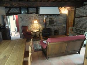 a living room with a couch and a fireplace at Bakhuisje 6p nabij Durbuy in Villers-Sainte-Gertrude