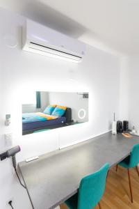 Postel nebo postele na pokoji v ubytování Private room with AC- microwave, personal fridge & metro access - 7 min to center