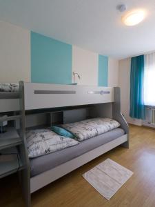 um quarto com um beliche e um lavatório em Ferienwohnung Haus Nahetal em Gonnesweiler