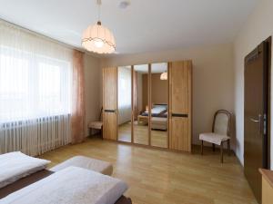 Habitación con 1 dormitorio con espejo y 1 cama. en Ferienwohnung Haus Nahetal en Gonnesweiler