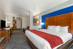 um quarto de hotel com uma cama grande e uma televisão em Comfort Suites Redding - Shasta Lake em Redding