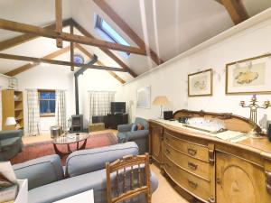 Et opholdsområde på Edinburgh 2-Bedroom Cottage with Parking - Ground Floor