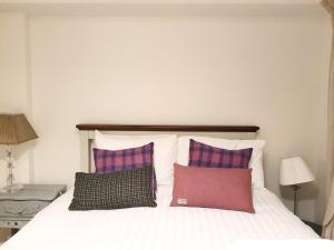 En eller flere senge i et værelse på Edinburgh 2-Bedroom Cottage with Parking - Ground Floor + 13 billeder