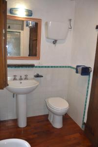 Ett badrum på Cortona Gabolina e Turata Holiday Home