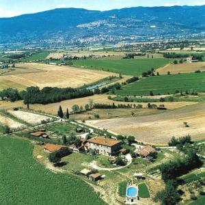 een luchtbeeld van een boerderij in een veld bij Cortona Gabolina e Turata Holiday Home in Cortona