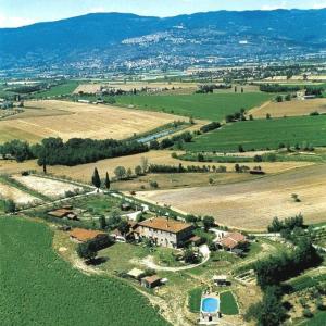 une vue aérienne sur une ferme dans un champ dans l'établissement Cortona Gabolina e Turata Holiday Home, à Cortone