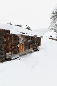 겨울의 Classic Log Cabin Ski-in Ski-out