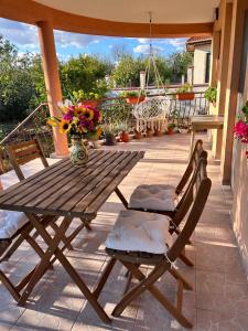 - une table en bois et 2 chaises sur la terrasse dans l'établissement Къща Каменар, à Pomorie