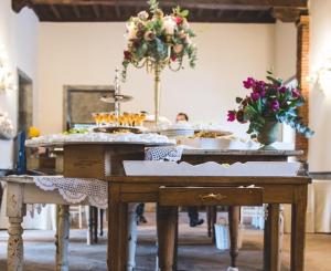 een tafel met bloemen op een kamer bij 039 Maggioni B&B in Montevecchia