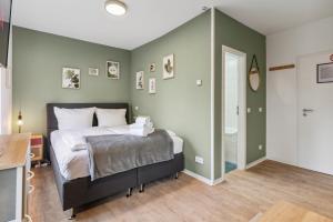 a bedroom with a bed and a walk in shower at Vorstadtoase - 3 Personen - Apartment mit Queensize-Bett, Badewanne, Schlafcouch, Parken, Netflix, Nähe BER in Eichwalde