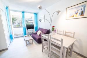 un salon avec une table et un canapé dans l'établissement Les Marines Port 2 Min Plage Camargue- TOP PROS SERVICES Conciergerie La Grande Motte, à Mauguio