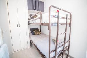 quelques lits superposés dans une chambre dans l'établissement Les Marines Port 2 Min Plage Camargue- TOP PROS SERVICES Conciergerie La Grande Motte, à Mauguio