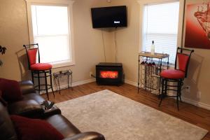 - un salon avec un canapé et une cheminée dans l'établissement Charming 2 bedroom Retreat minutes from Downtown, à Tulsa