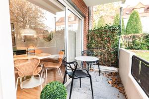 a patio with a table and chairs on a balcony at Wohnung mit Tiefgarage u. Balkon in Paderborn