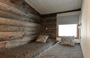 Ένα ή περισσότερα κρεβάτια σε δωμάτιο στο Classic Log Cabin Ski-in Ski-out