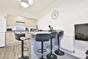 Gallery image of StayRight 2 Bedroom Flat with Private Parking on Waterfront in Barry