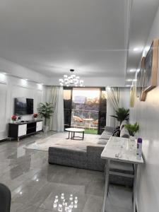 sala de estar con sofá y mesa en Exquisite two bedroom fully furnished apartment, en Nairobi