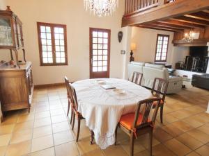ein Esszimmer mit einem Tisch und einer Küche in der Unterkunft Le grand bidot in Louer